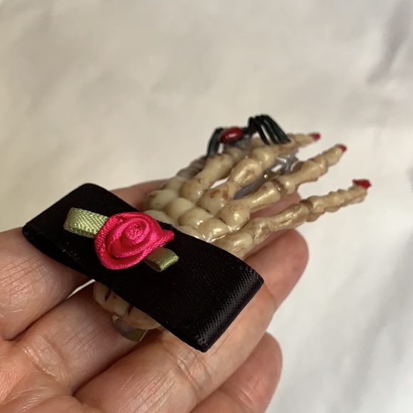 Skeleton hair clip with bow & black widow barrette - Picture 14 of 14